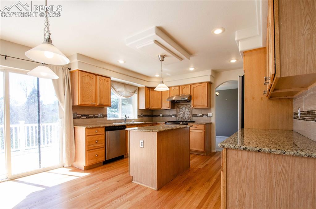 Image 10 of 50: Kitchen