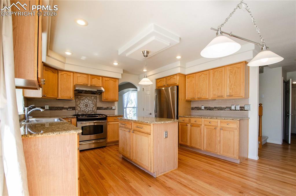 Image 11 of 50: Kitchen