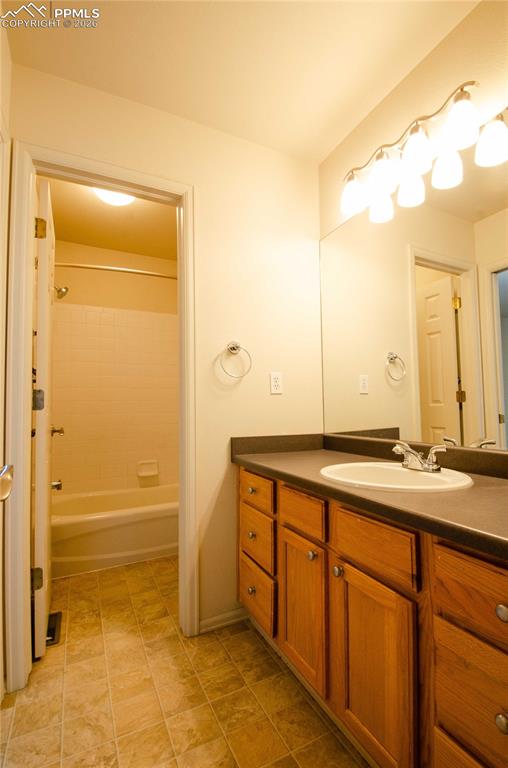 Image 28 of 50: Bathroom