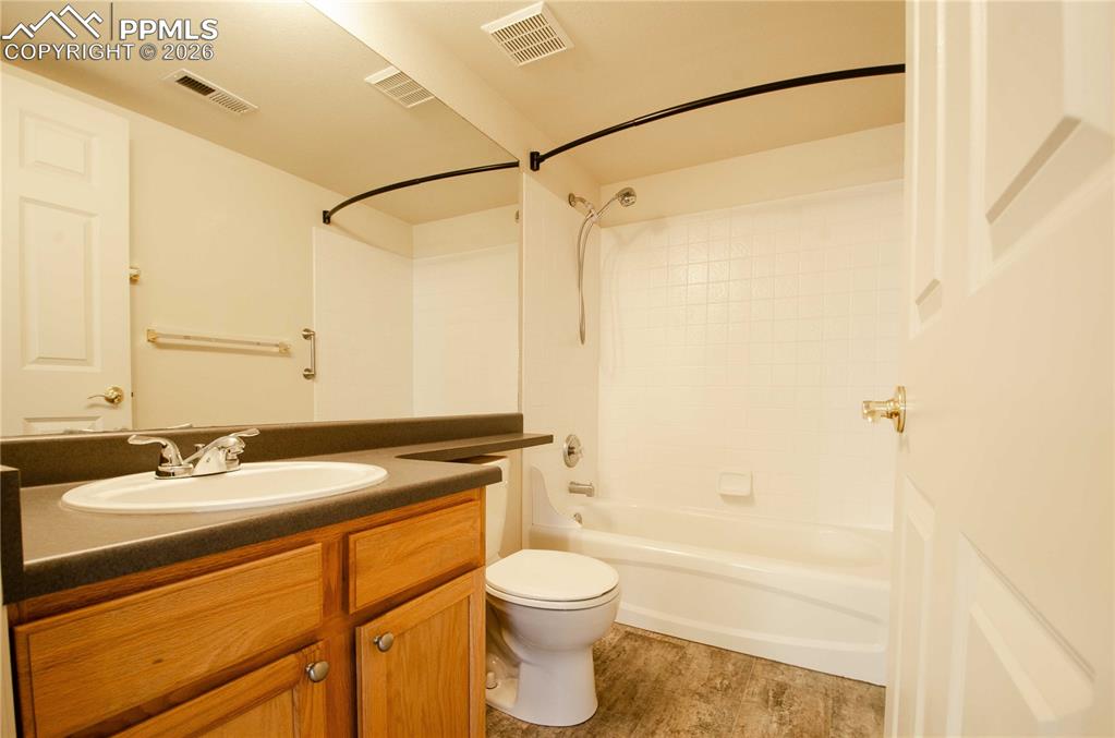 Image 35 of 50: Bathroom