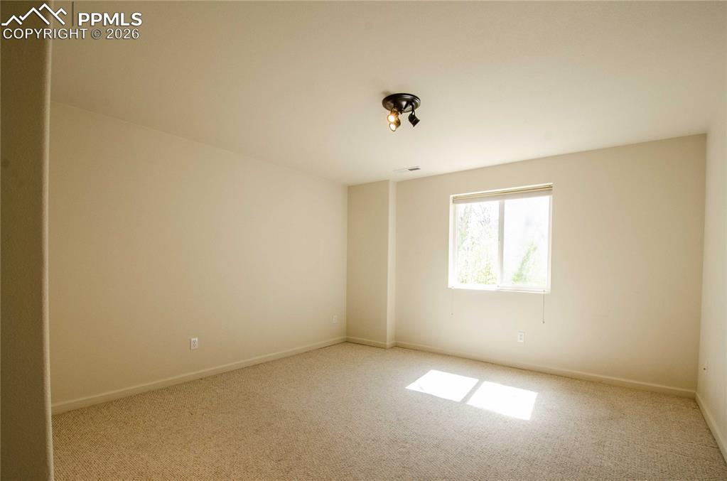 Image 39 of 50: Bedroom