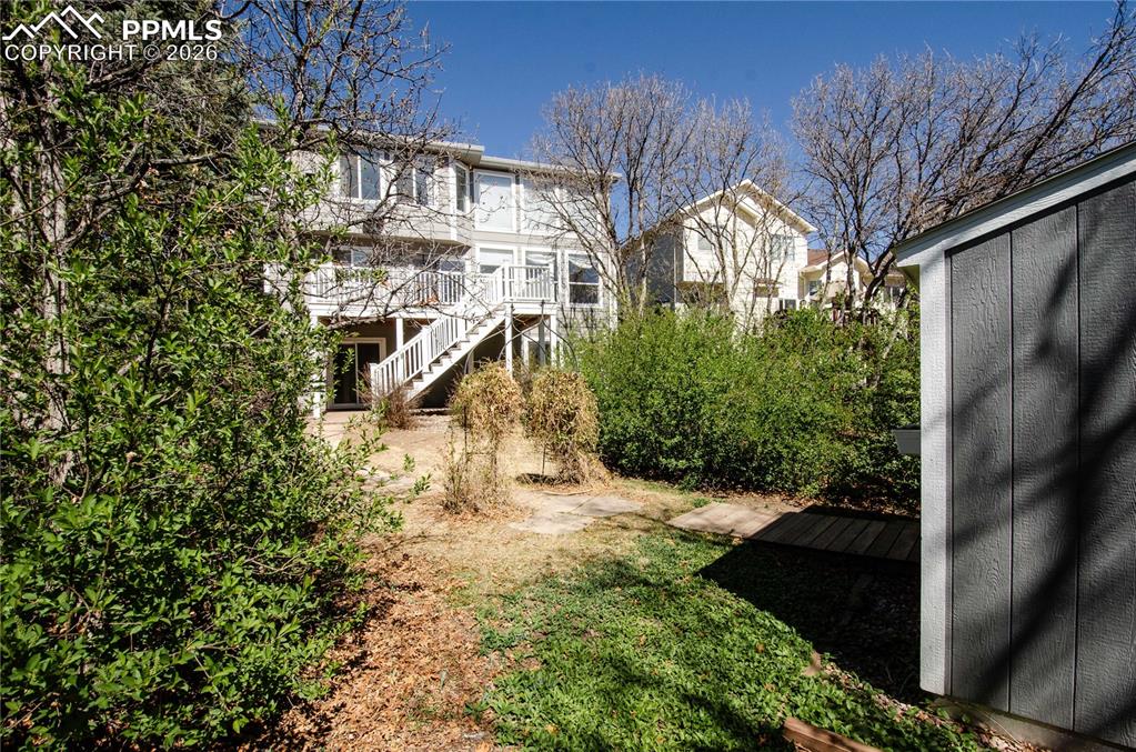 Image 48 of 50: Yard