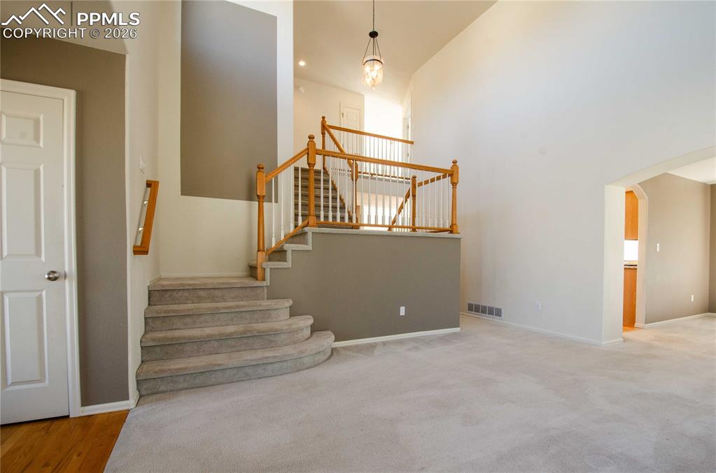 Image 5 of 50: Living Room