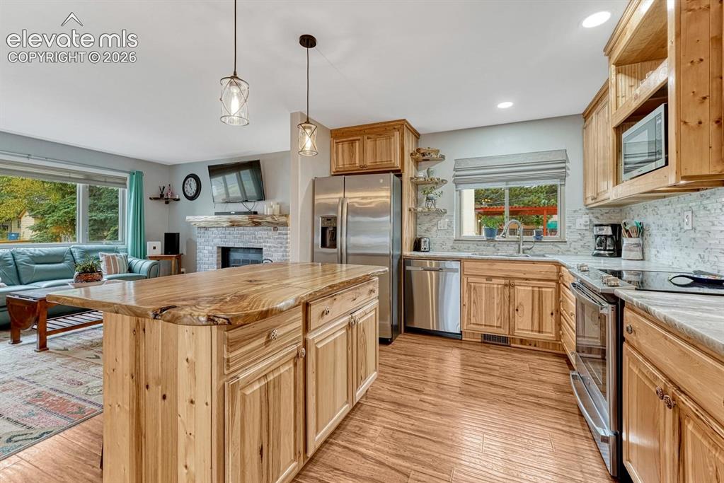 Image 11 of 35: Kitchen