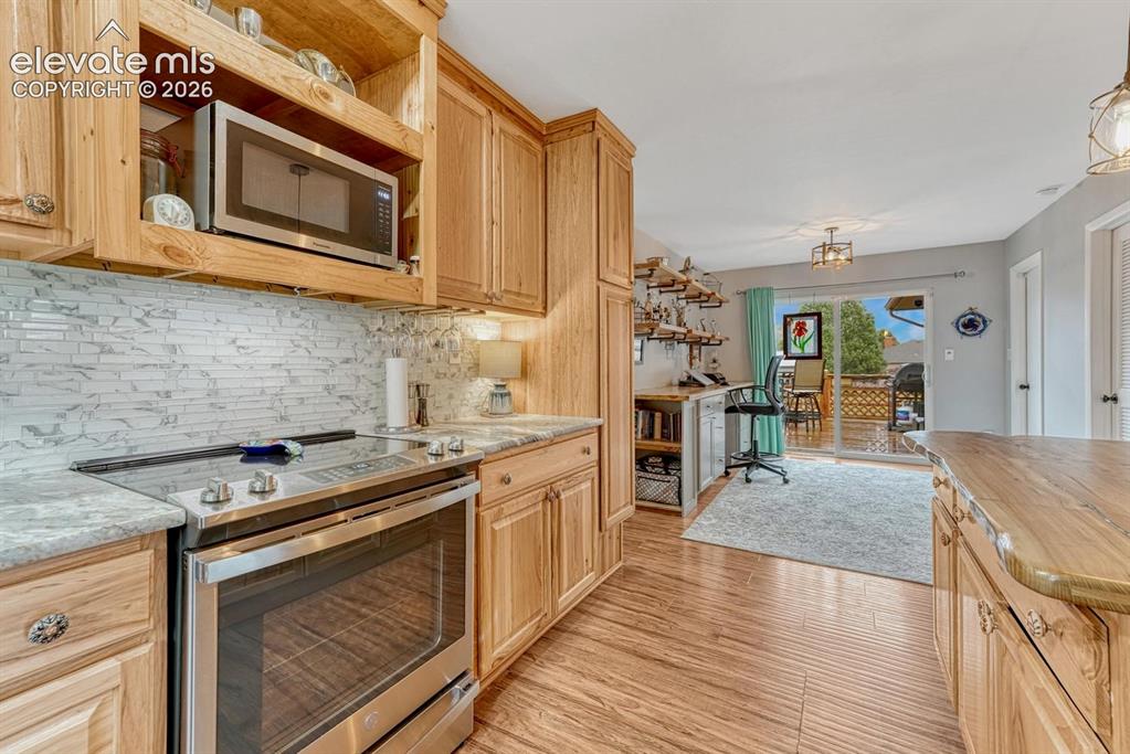 Image 15 of 35: Kitchen