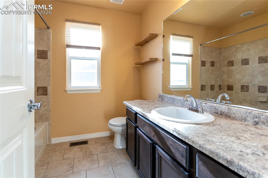 Image 24 of 49: Bathroom