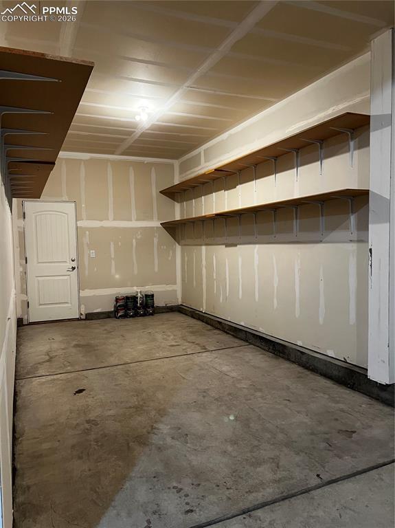 Image 47 of 49: Garage