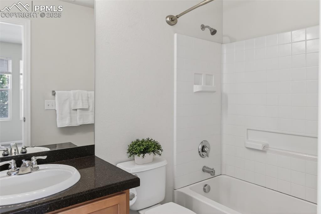 Image 26 of 36: Second of 2 en-suite bathrooms!