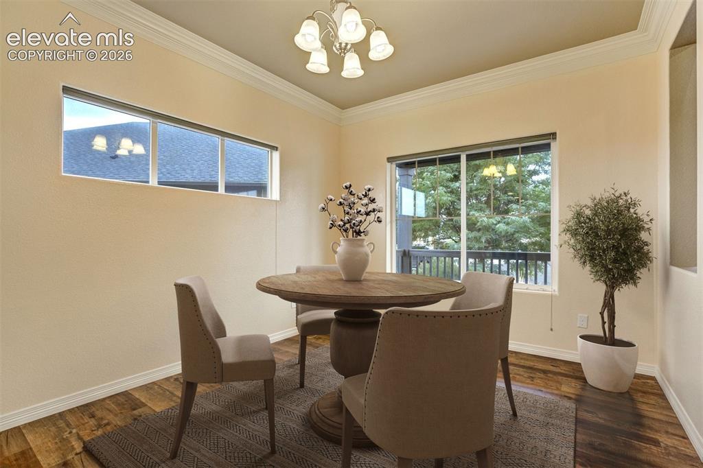 Image 11 of 50: Dining Area