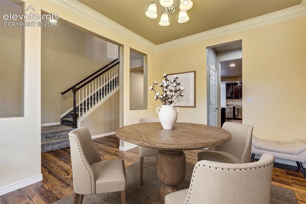 Image 13 of 50: Dining Area