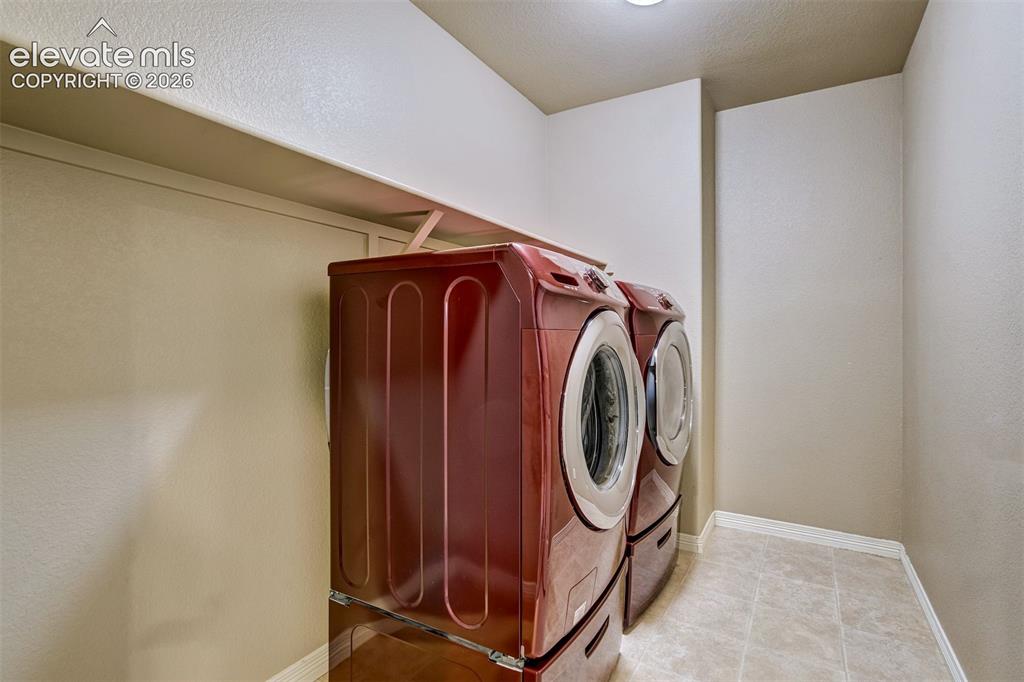 Image 38 of 50: Laundry