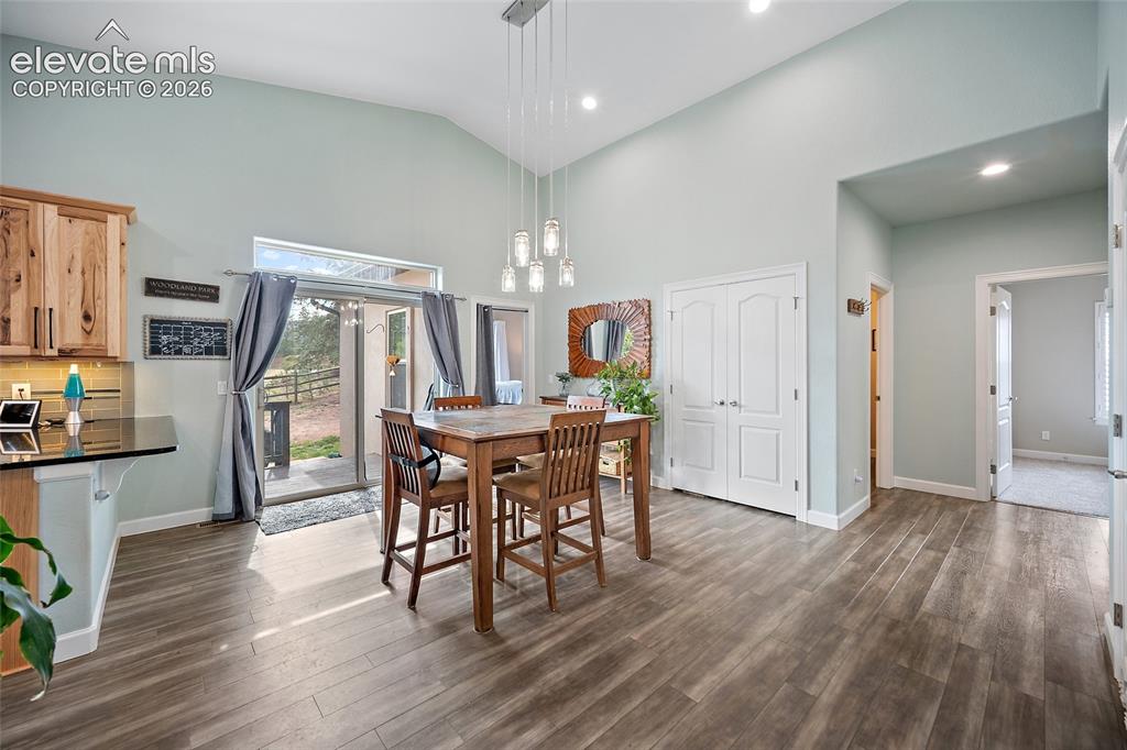 Image 13 of 48: Dining Area