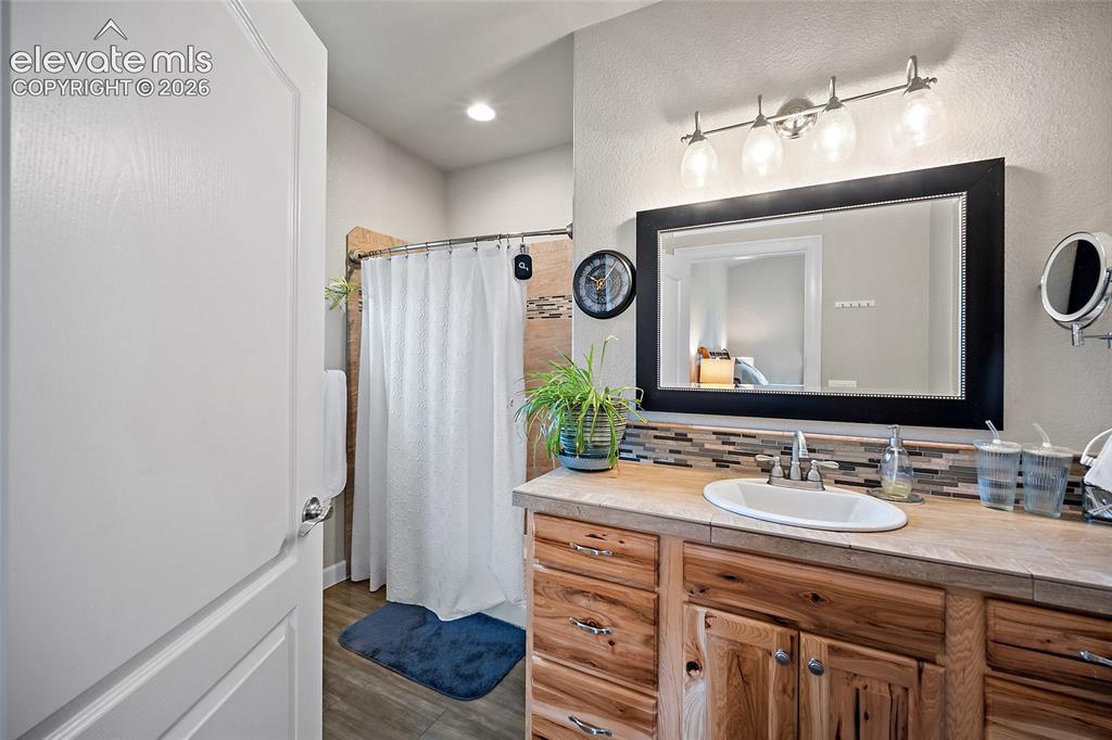 Image 18 of 48: Bathroom