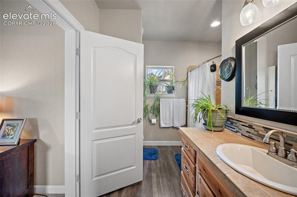 Image 19 of 48: Bathroom