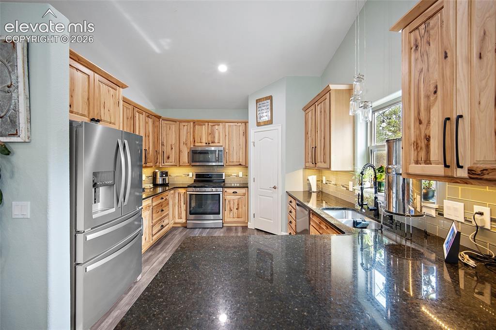 Image 21 of 48: Kitchen