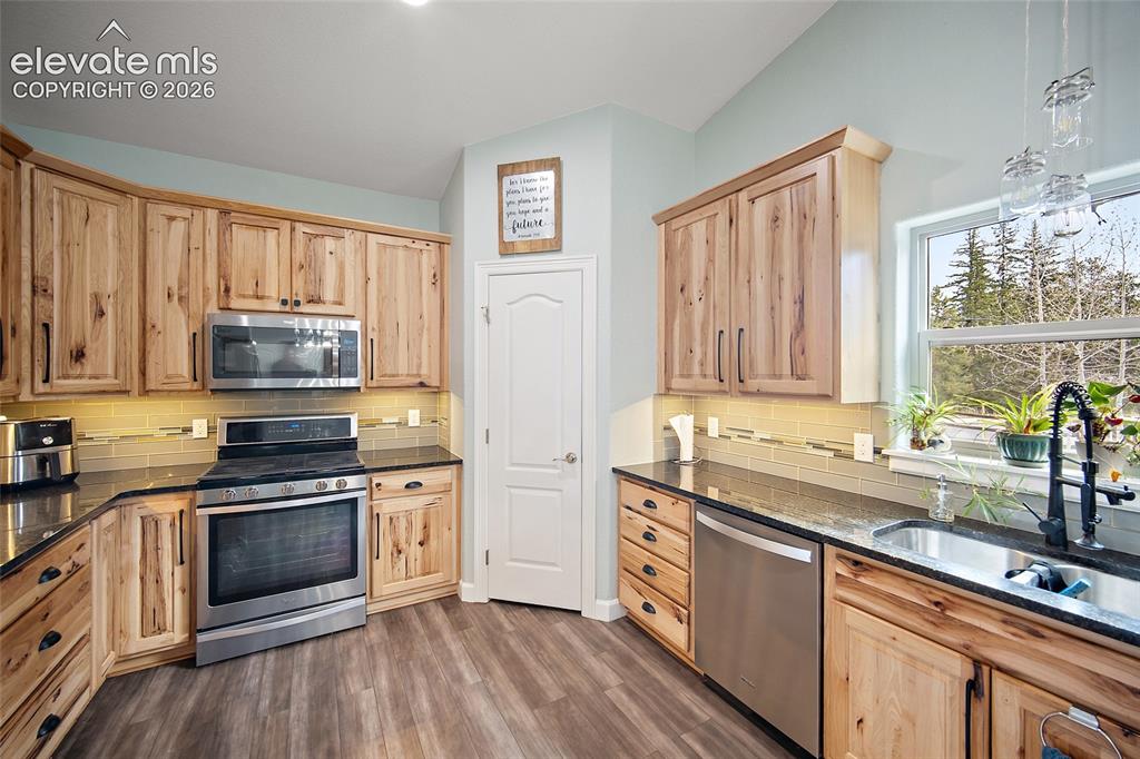 Image 22 of 48: Kitchen