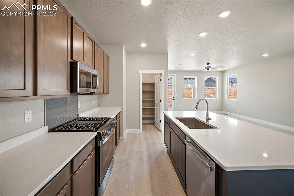 Image 12 of 32: Kitchen