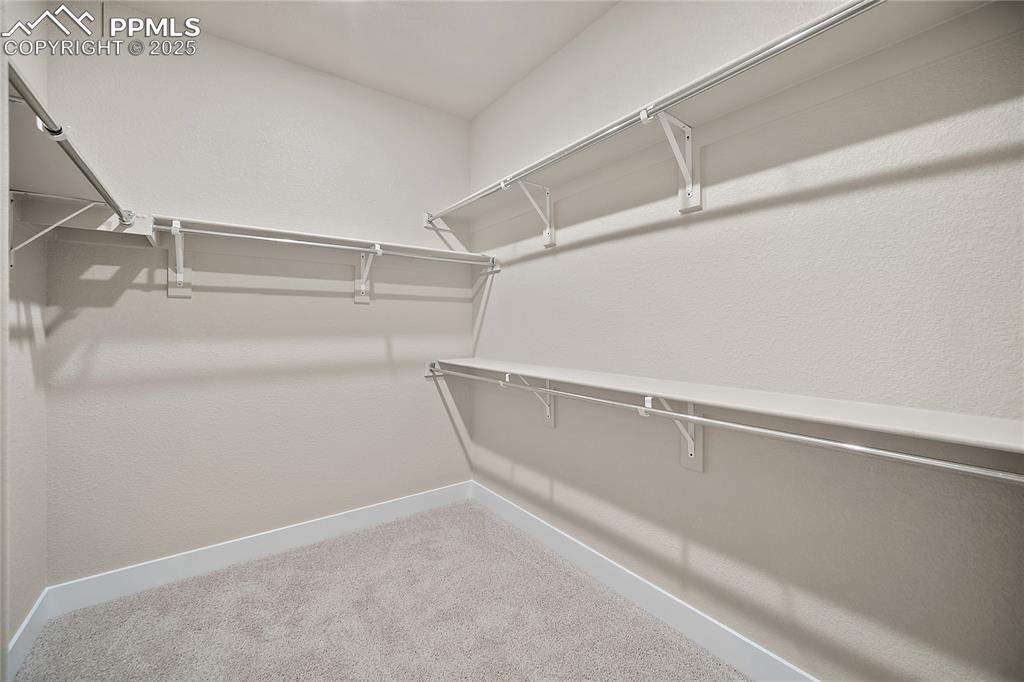 Image 22 of 32: Closet