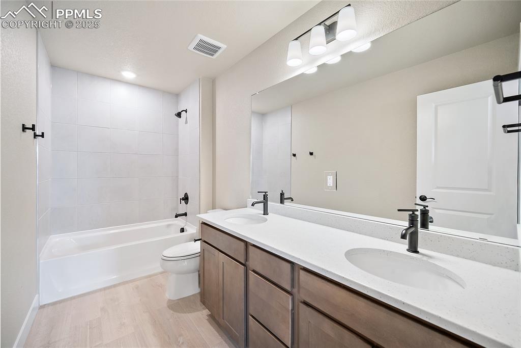 Image 23 of 32: Bathroom