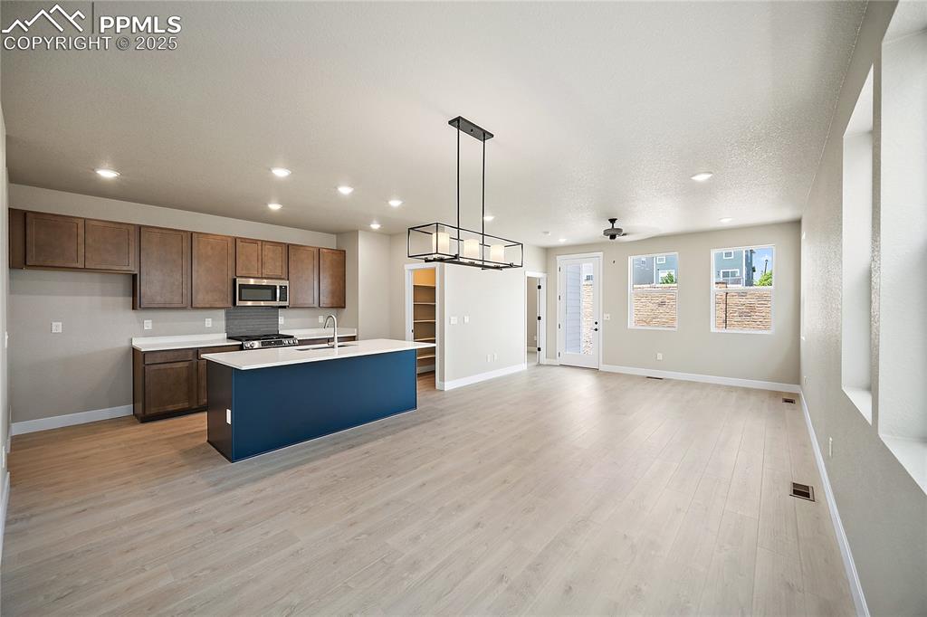 Image 7 of 32: Kitchen