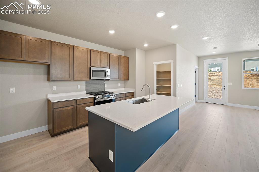 Image 9 of 32: Kitchen