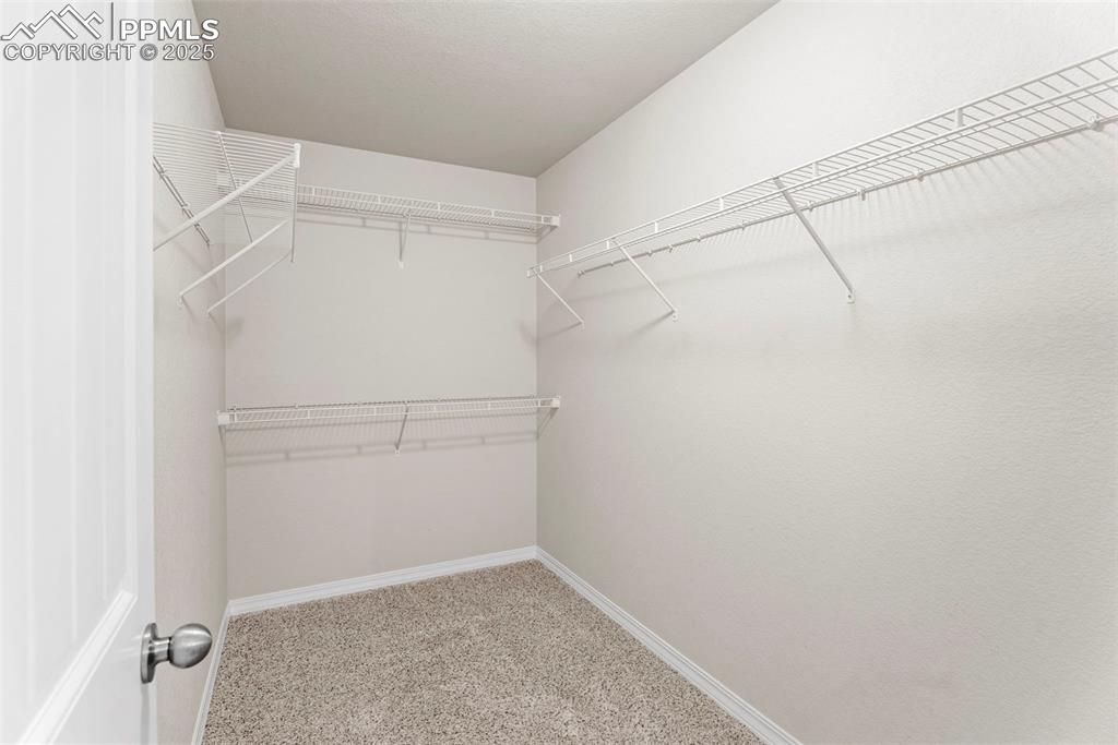 Image 18 of 26: Walk-in closet!