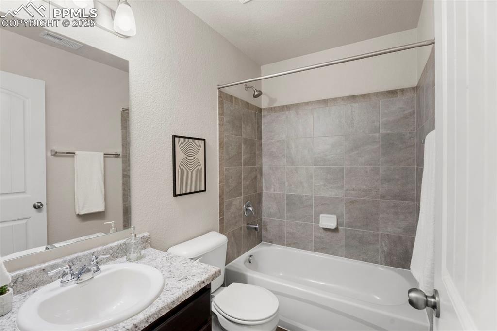 Image 20 of 26: Upper level bathroom.
