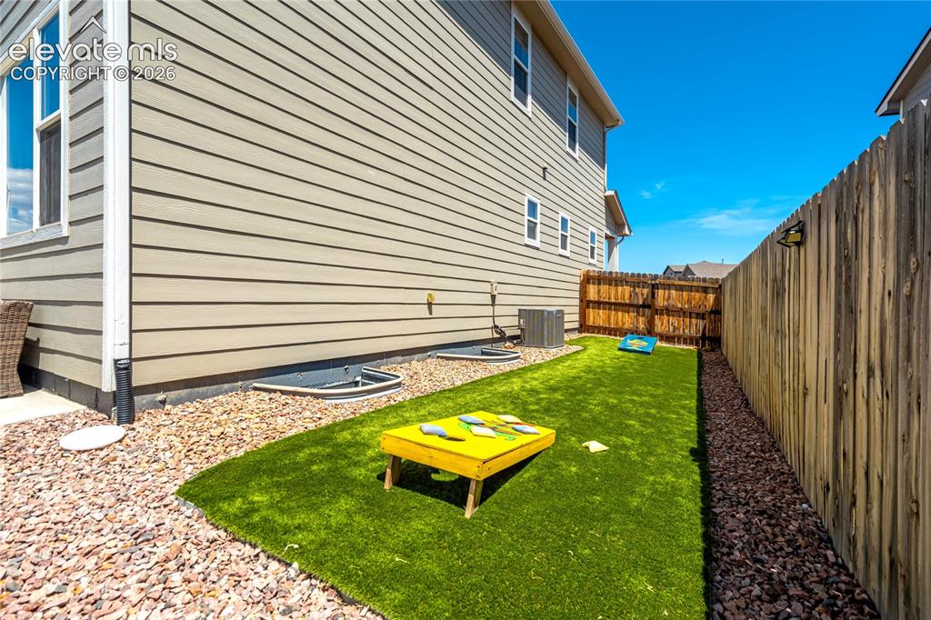 Image 42 of 48: Yard