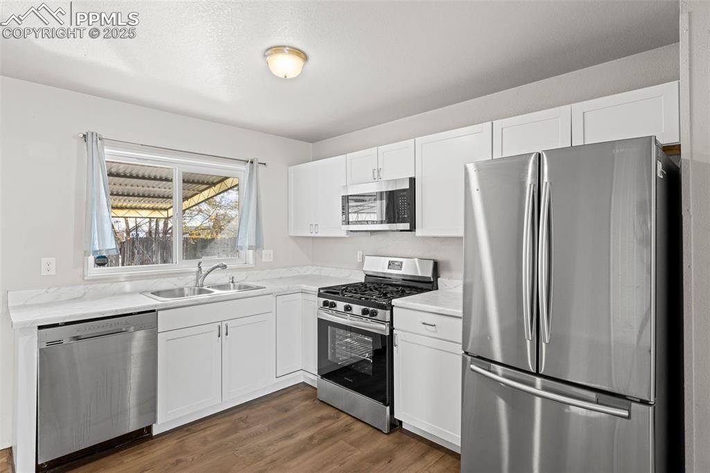 Image 10 of 28: Kitchen