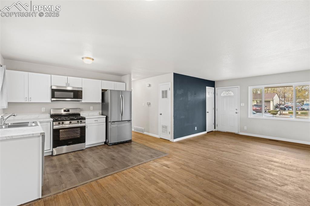 Image 13 of 28: Dining Room