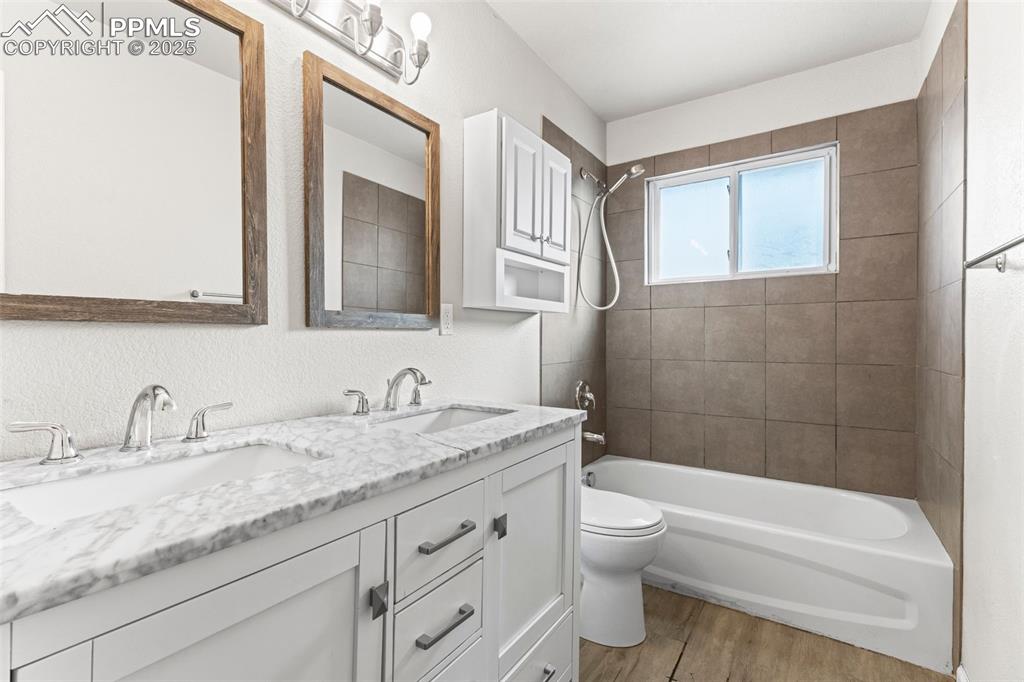 Image 17 of 28: Bathroom