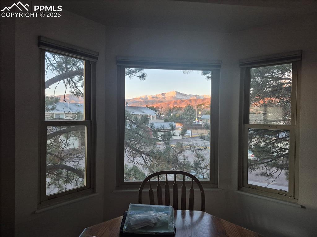 Image 9 of 21: Dining Area