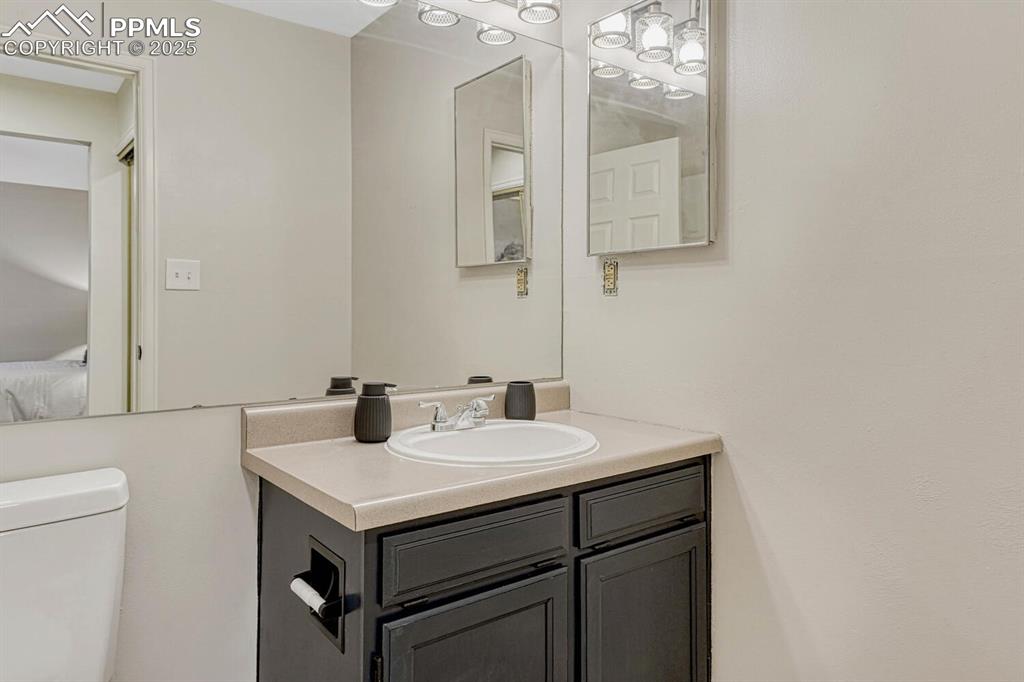 Image 19 of 50: Bathroom