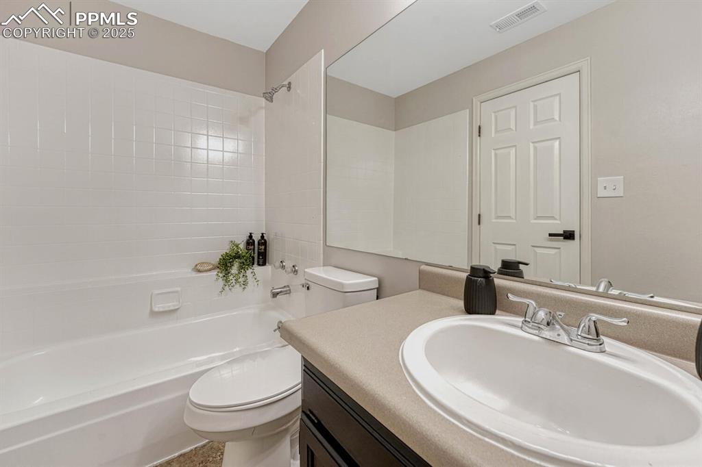 Image 20 of 50: Bathroom