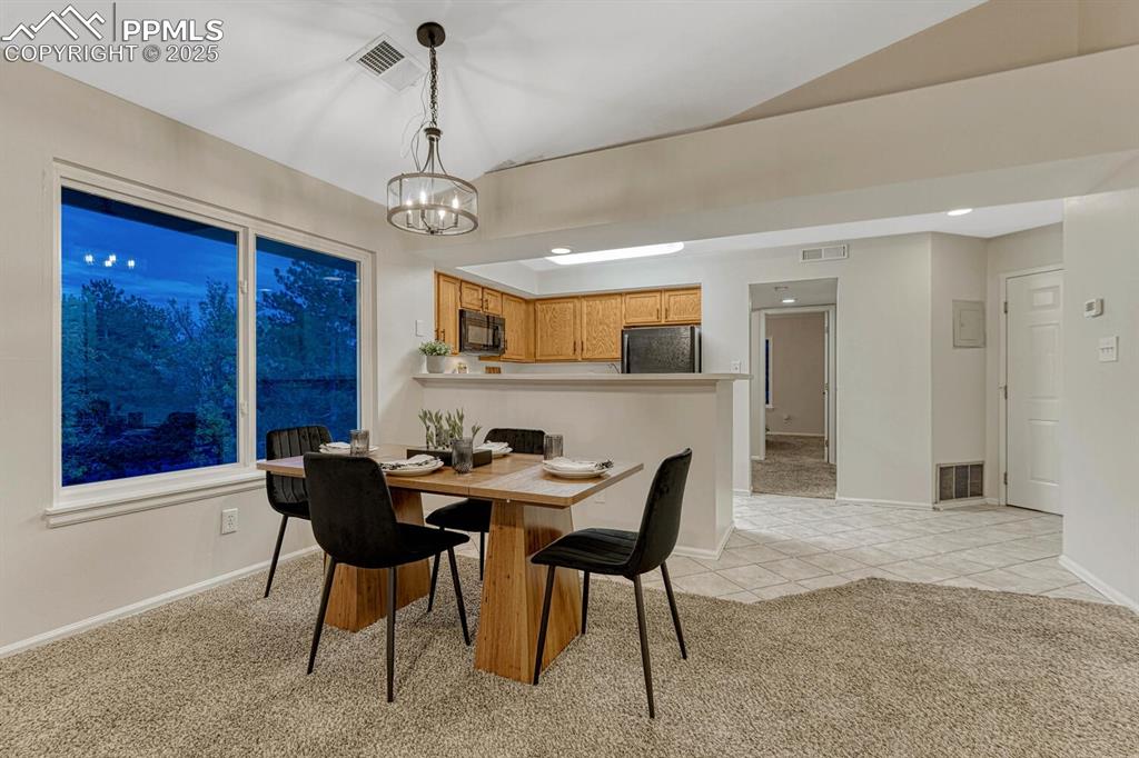 Image 33 of 50: Dining Area