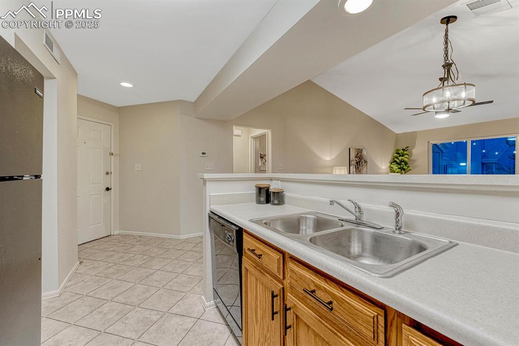 Image 36 of 50: Kitchen