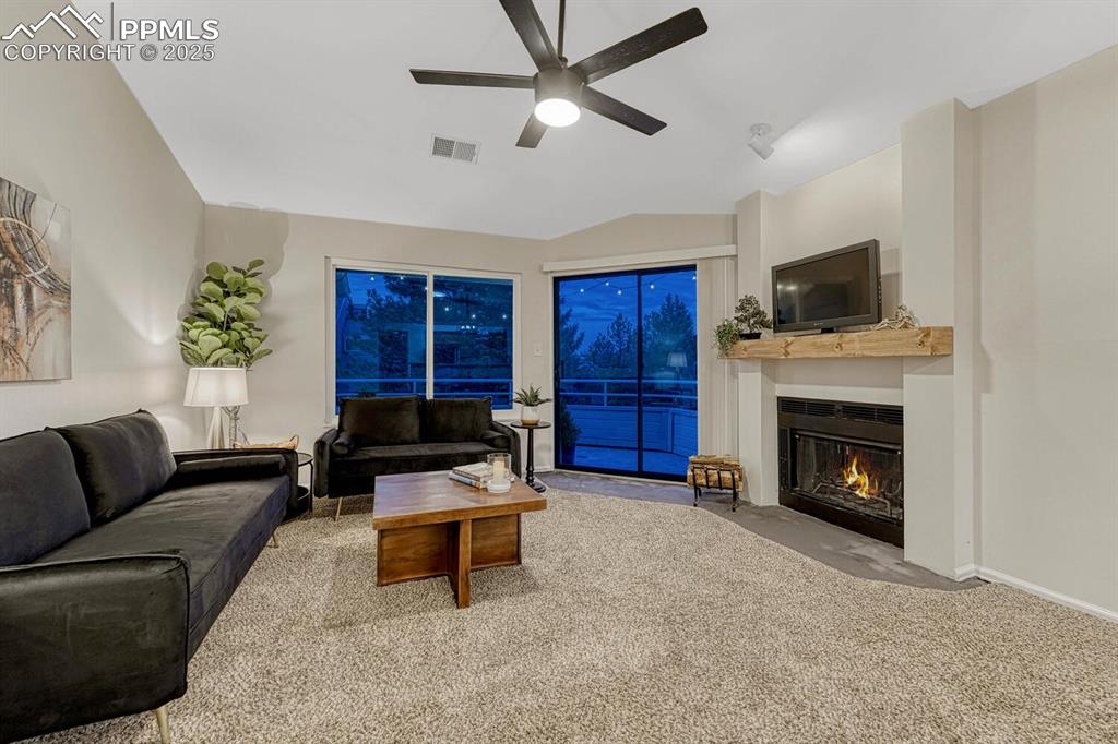 Image 7 of 50: Living Room