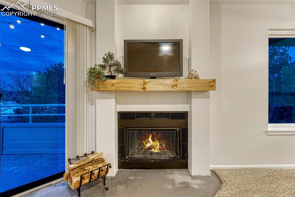 Image 8 of 50: Living Room