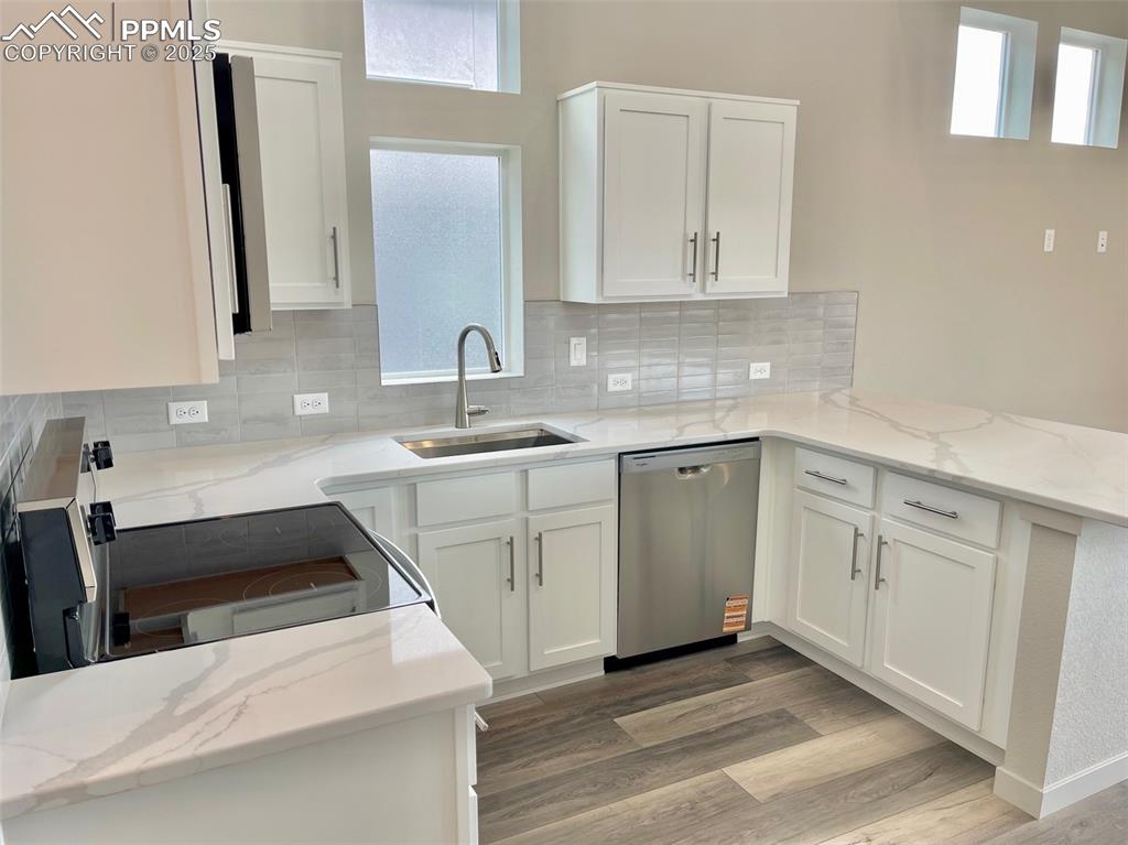 Image 11 of 23: Kitchen