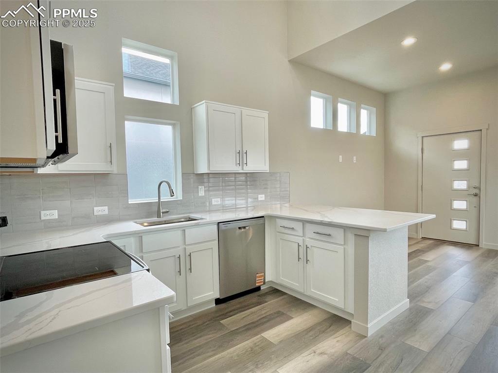 Image 12 of 23: Kitchen