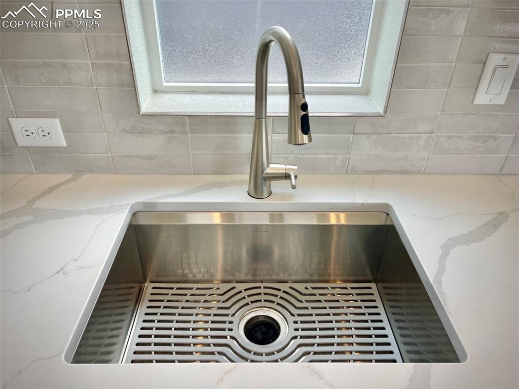 Image 13 of 23: Kitchen