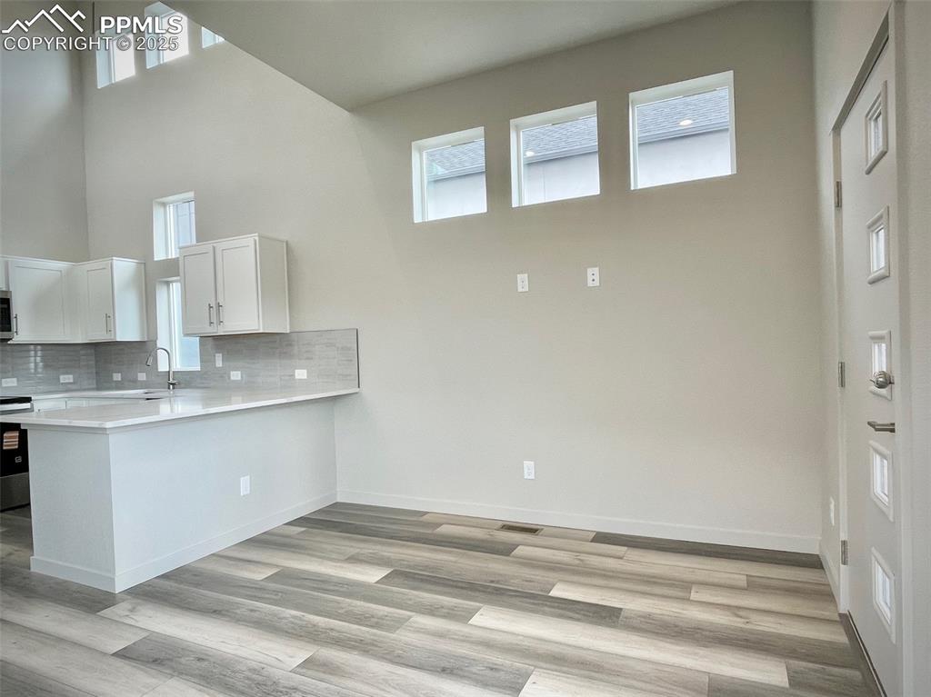 Image 14 of 23: Kitchen