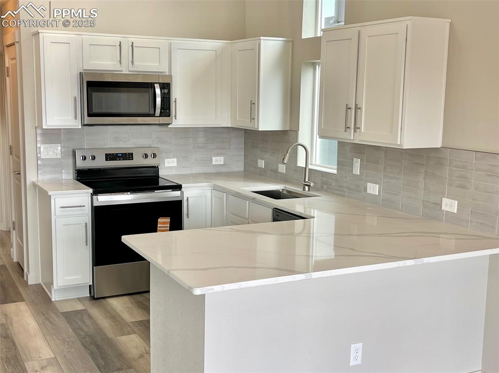 Image 15 of 23: Kitchen