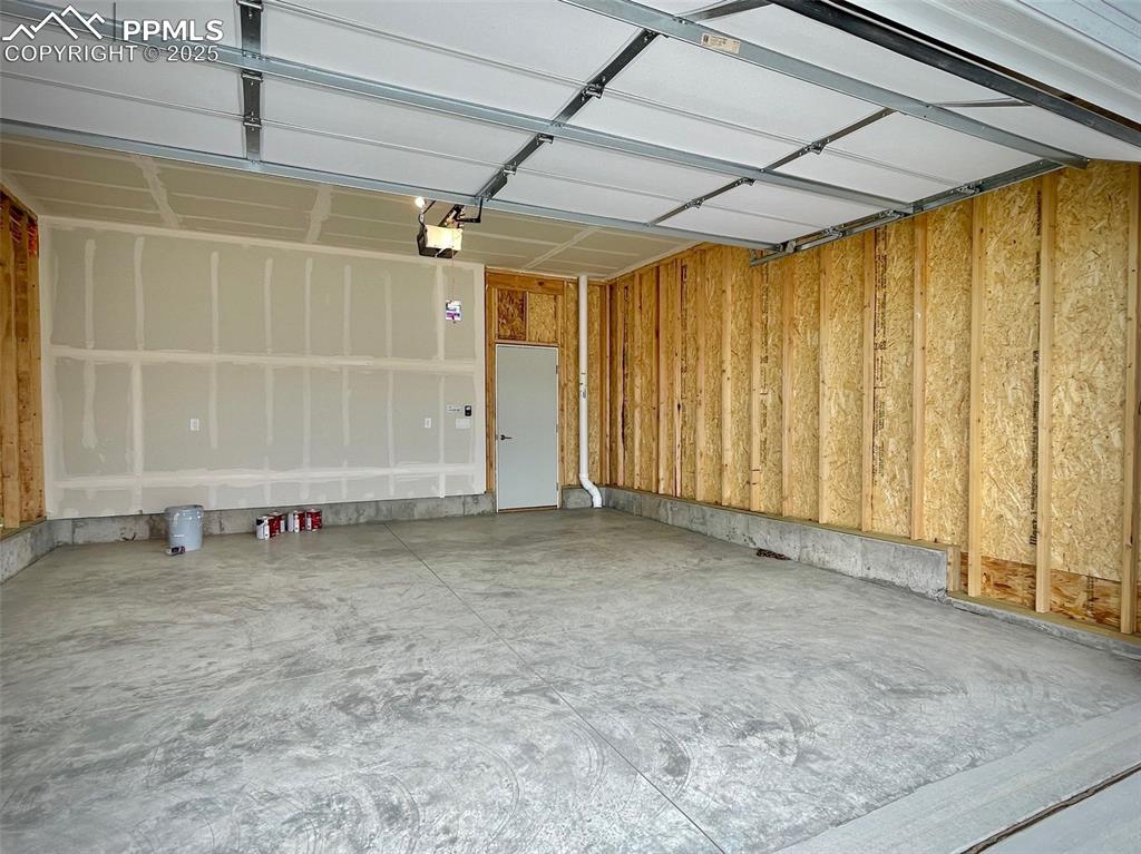 Image 23 of 23: Garage