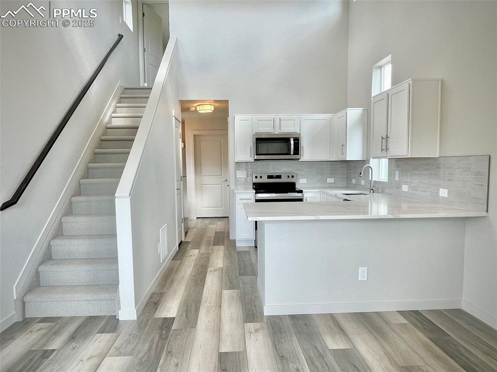 Image 4 of 23: Kitchen