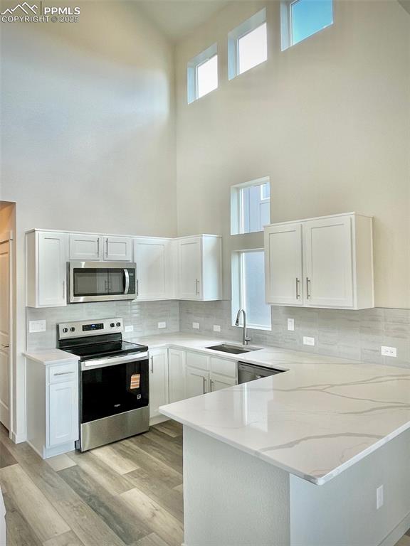 Image 5 of 23: Kitchen