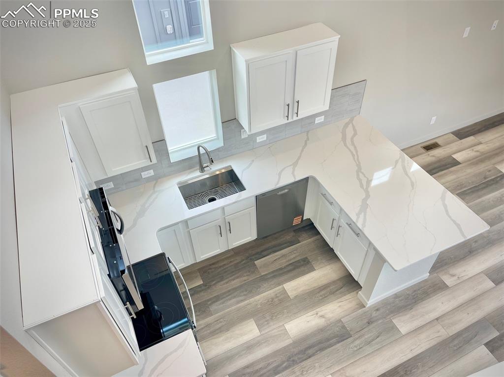 Image 9 of 23: Kitchen