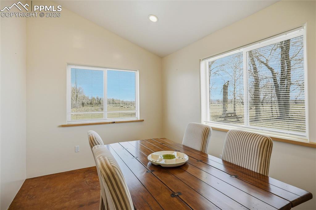 Image 10 of 50: Breakfast Area