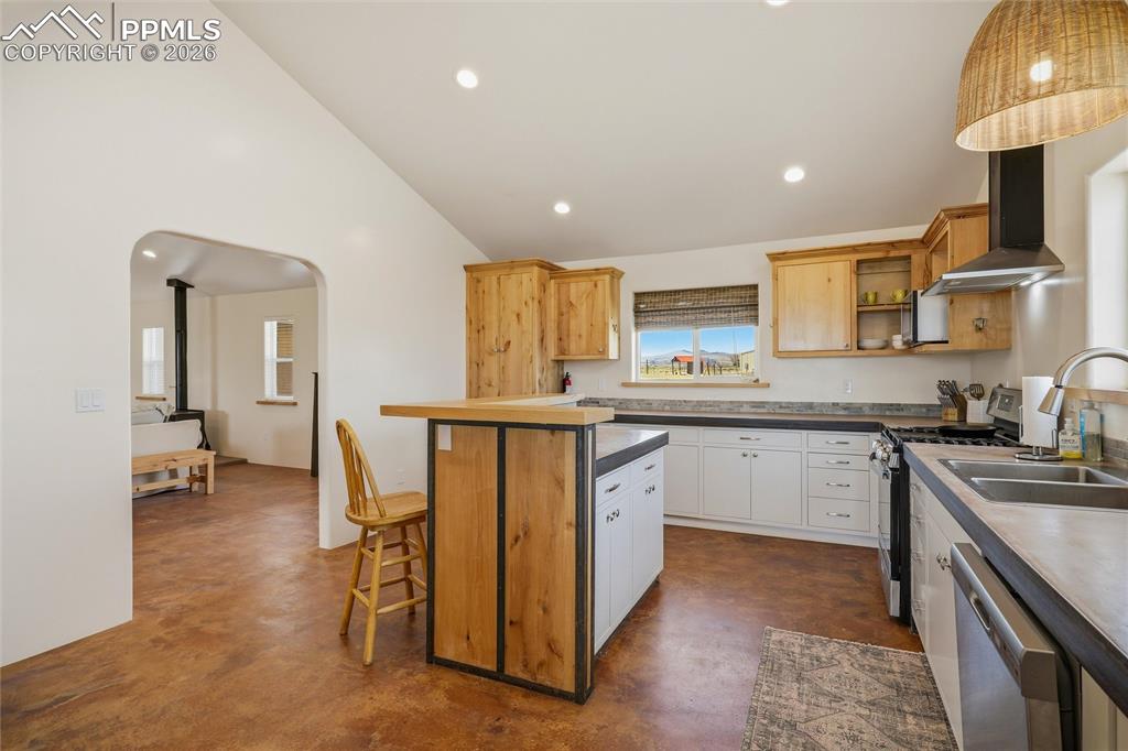 Image 11 of 50: Kitchen