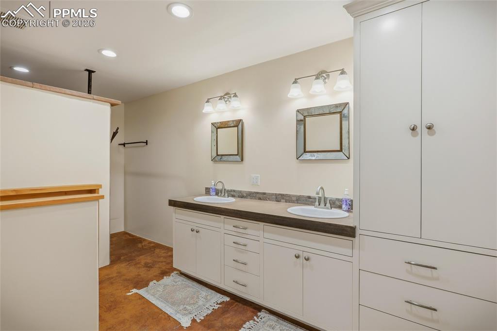 Image 14 of 50: Bathroom